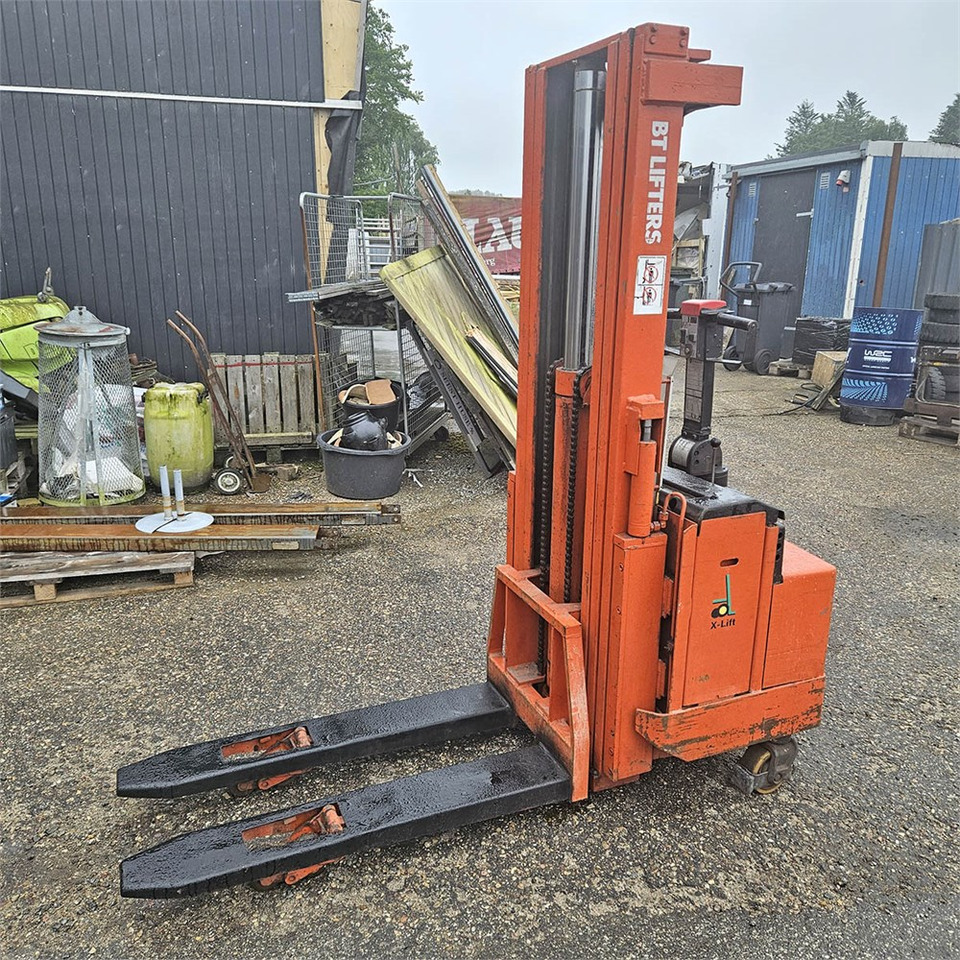 BT LSF 1250E - Kézi raklapemelő: 2 kép. BT LSF 1250E - Kézi raklapemelő: 2 kép.