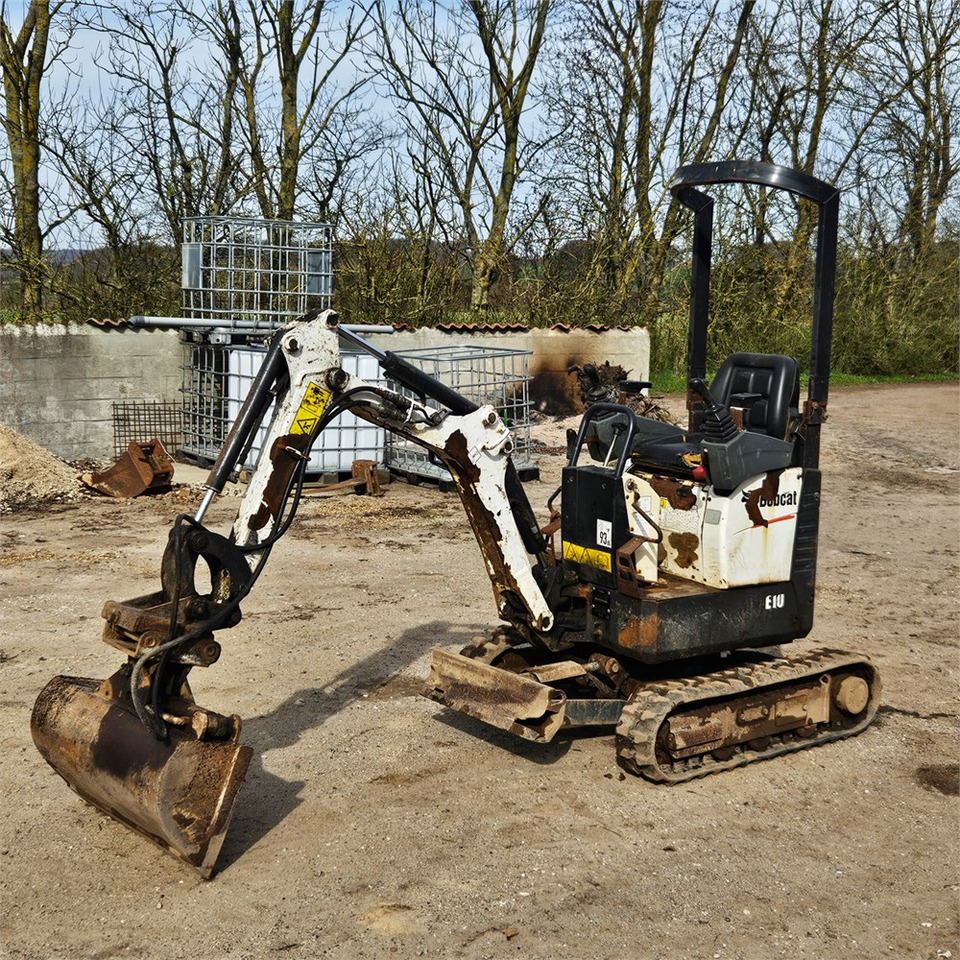 Bobcat E10 - Minikotró: 2 kép. Bobcat E10 - Minikotró: 2 kép.