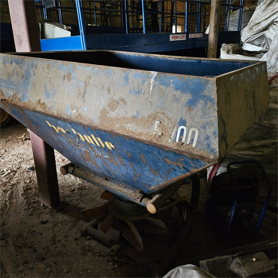 Bogballe B-700 - Műtrágyaszóró gép: 2 kép. Bogballe B-700 - Műtrágyaszóró gép: 2 kép.