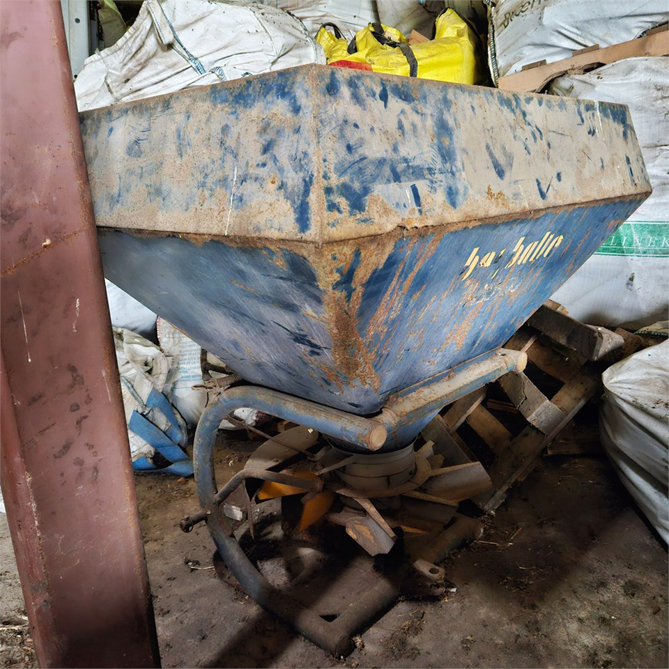 Bogballe B-700 - Műtrágyaszóró gép: 3 kép. Bogballe B-700 - Műtrágyaszóró gép: 3 kép.