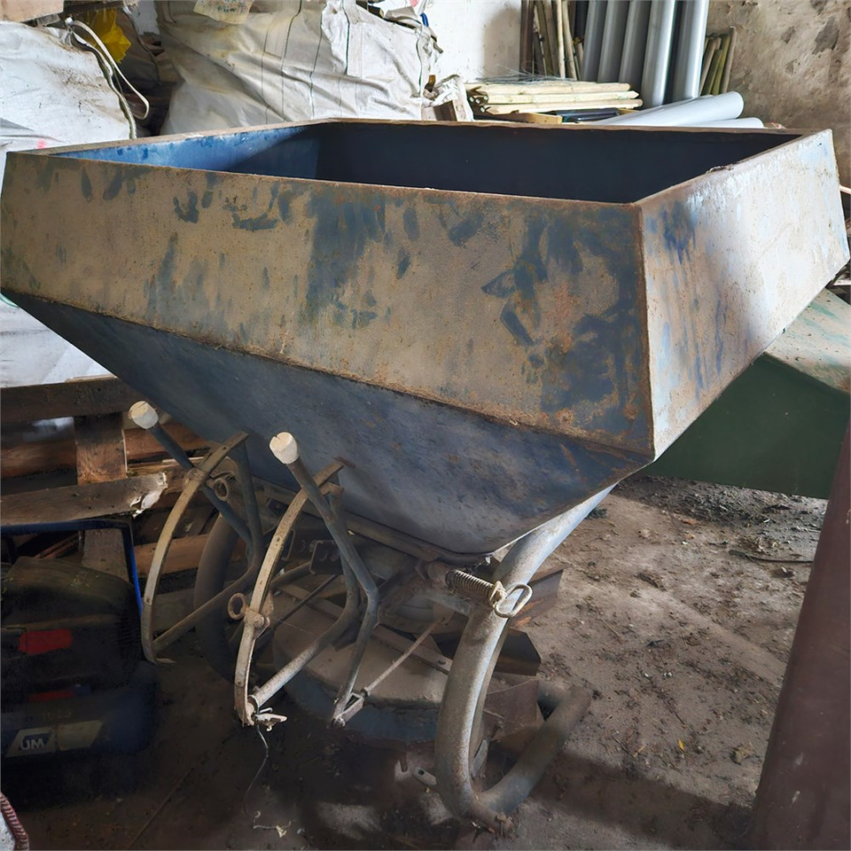 Bogballe B-700 - Műtrágyaszóró gép: 4 kép. Bogballe B-700 - Műtrágyaszóró gép: 4 kép.