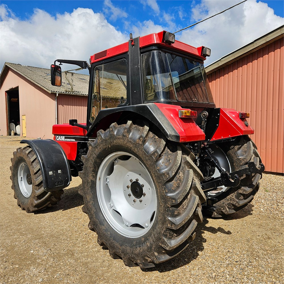 CASE IH 1056 XL - Traktor: 4 kép. CASE IH 1056 XL - Traktor: 4 kép.