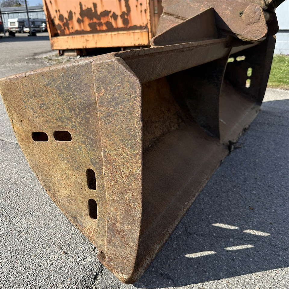 Kotrórakodó Case 695SM-4PS: 49 kép.
