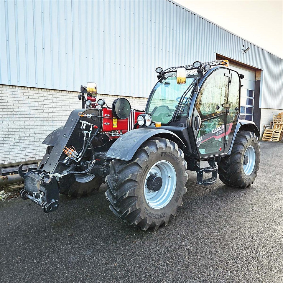 Case Farmlift 742 - Teleszkópos rakodó: 2 kép. Case Farmlift 742 - Teleszkópos rakodó: 2 kép.
