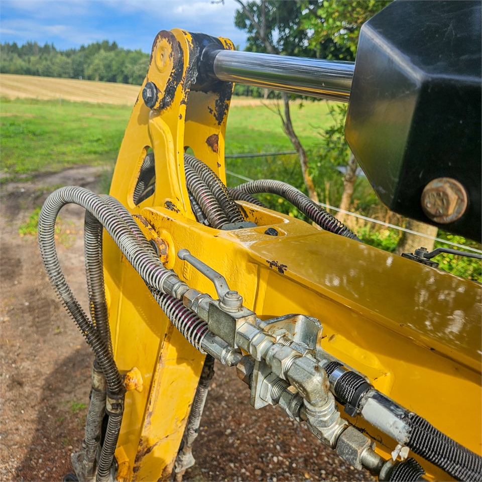 Minikotró Caterpillar 301.8: 25 kép.