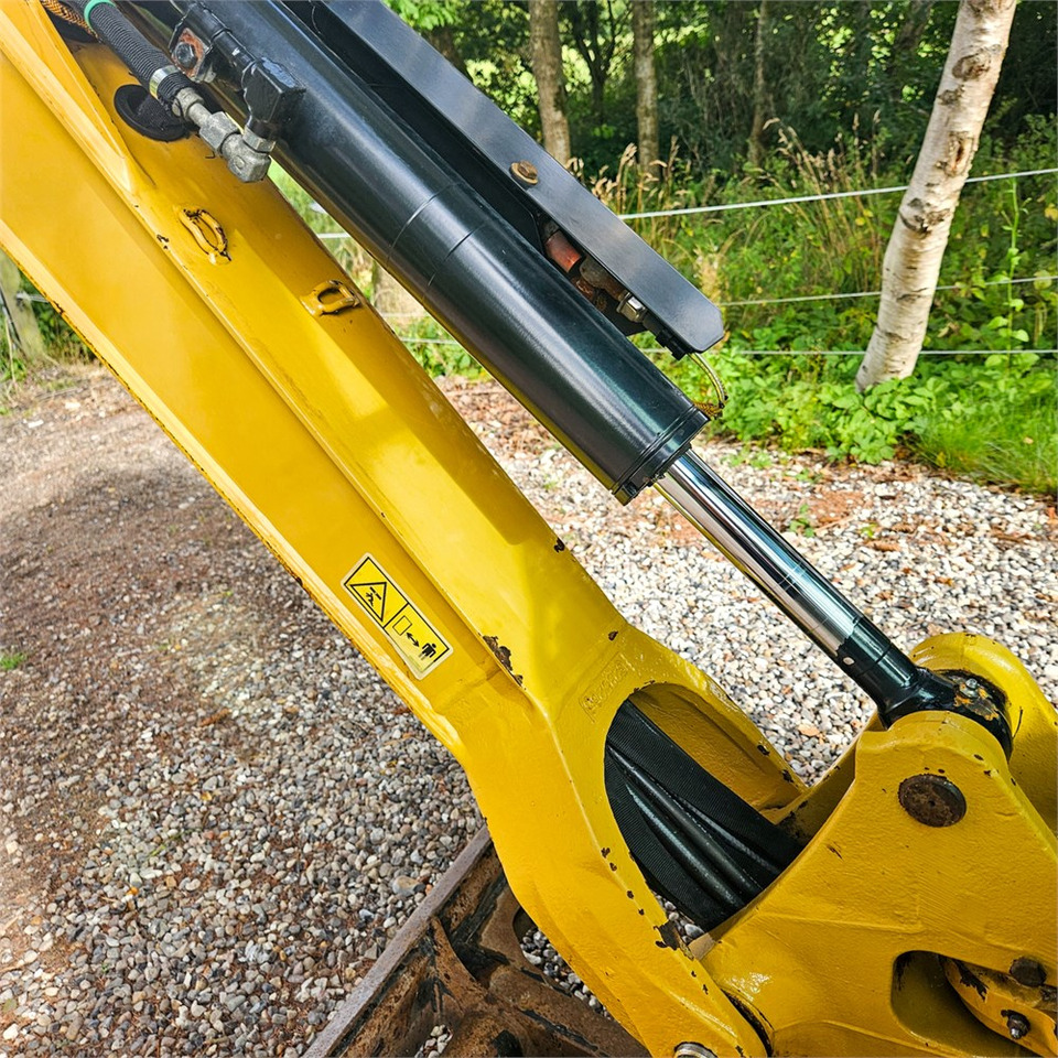 Minikotró Caterpillar 301.8: 26 kép.