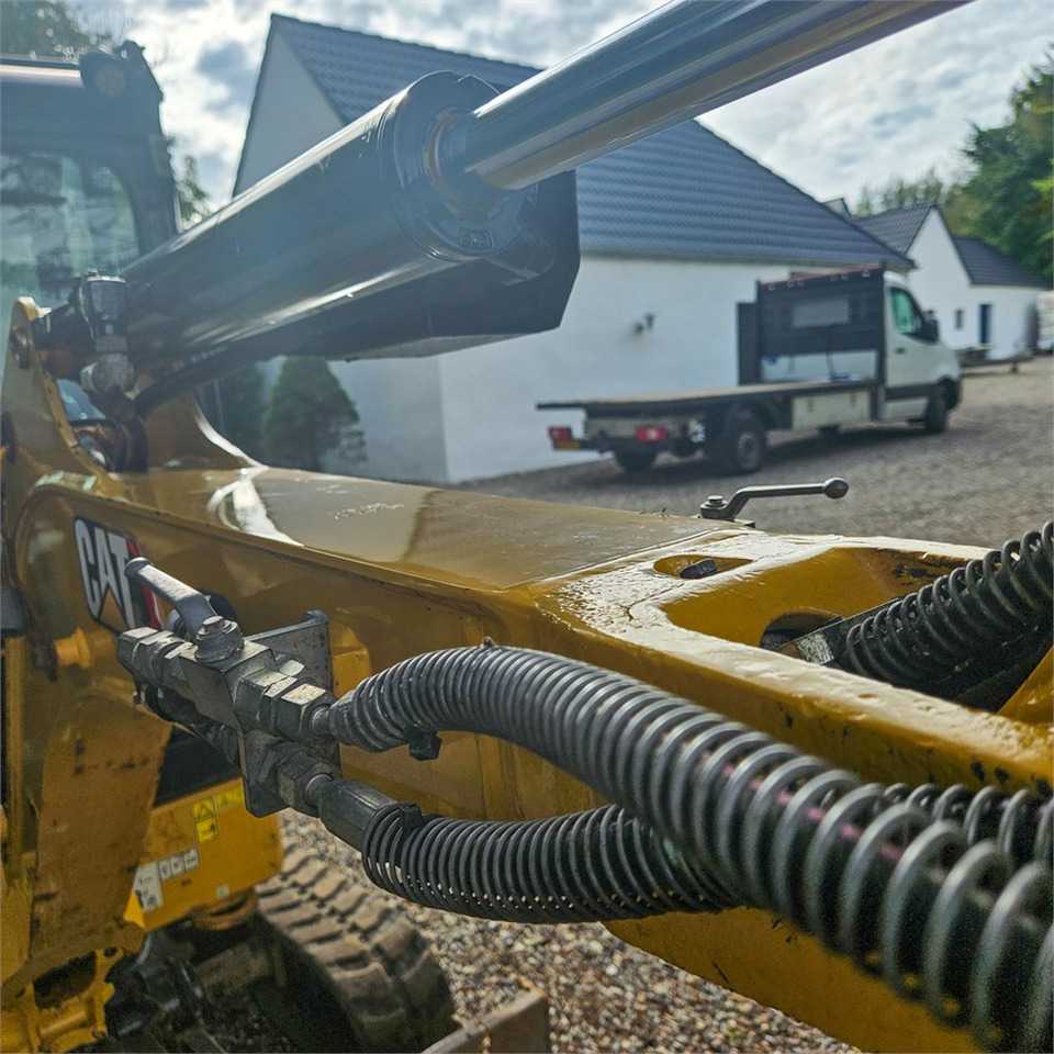 Minikotró Caterpillar 301.8: 27 kép.