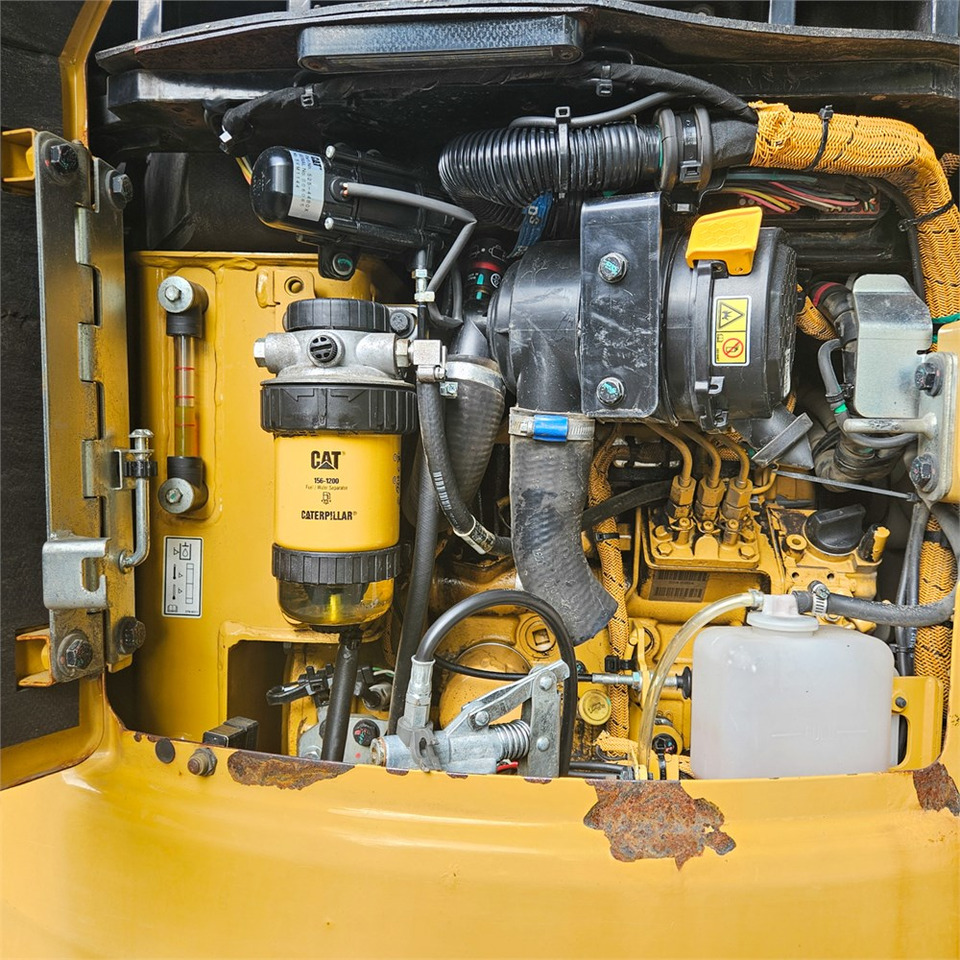 Minikotró Caterpillar 301.8: 32 kép.
