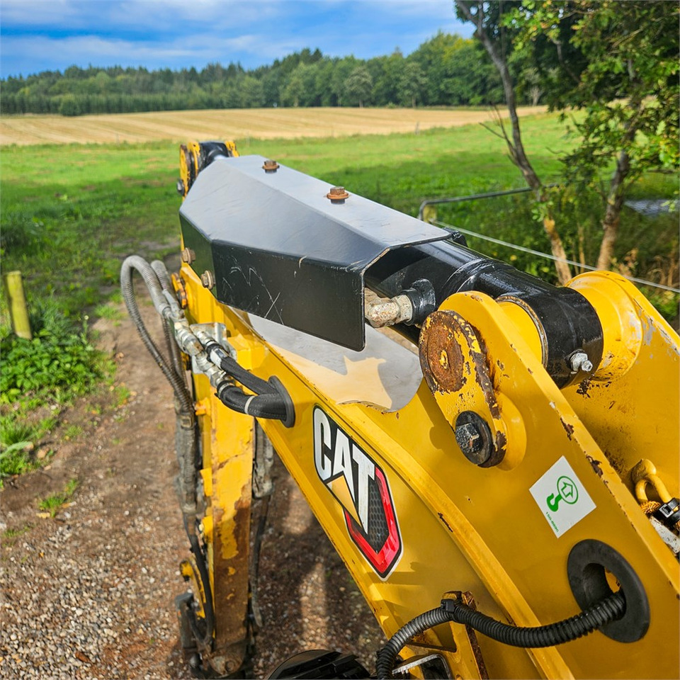 Minikotró Caterpillar 301.8: 22 kép.