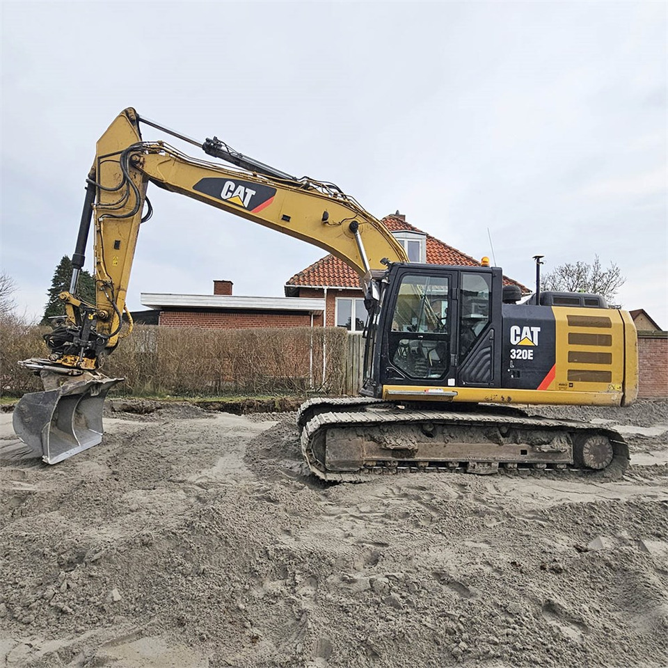 Caterpillar 320 EL - Lánctalpas kotró: 2 kép. Caterpillar 320 EL - Lánctalpas kotró: 2 kép.