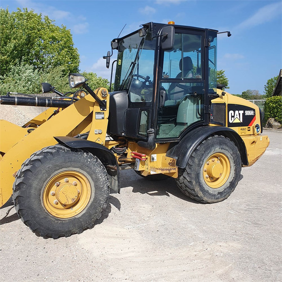 Caterpillar 906 H2 - Gumikerekes homlokrakodó: 2 kép. Caterpillar 906 H2 - Gumikerekes homlokrakodó: 2 kép.