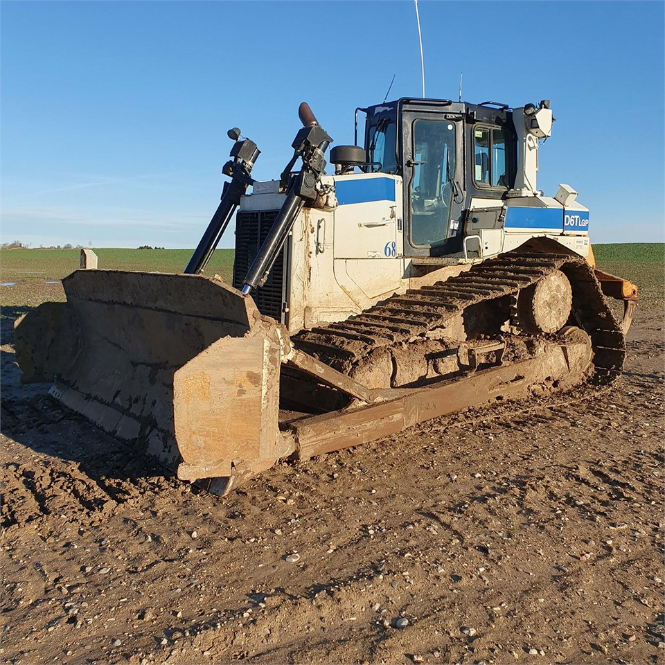 Caterpillar D6T LGP - Buldózer: 4 kép. Caterpillar D6T LGP - Buldózer: 4 kép.