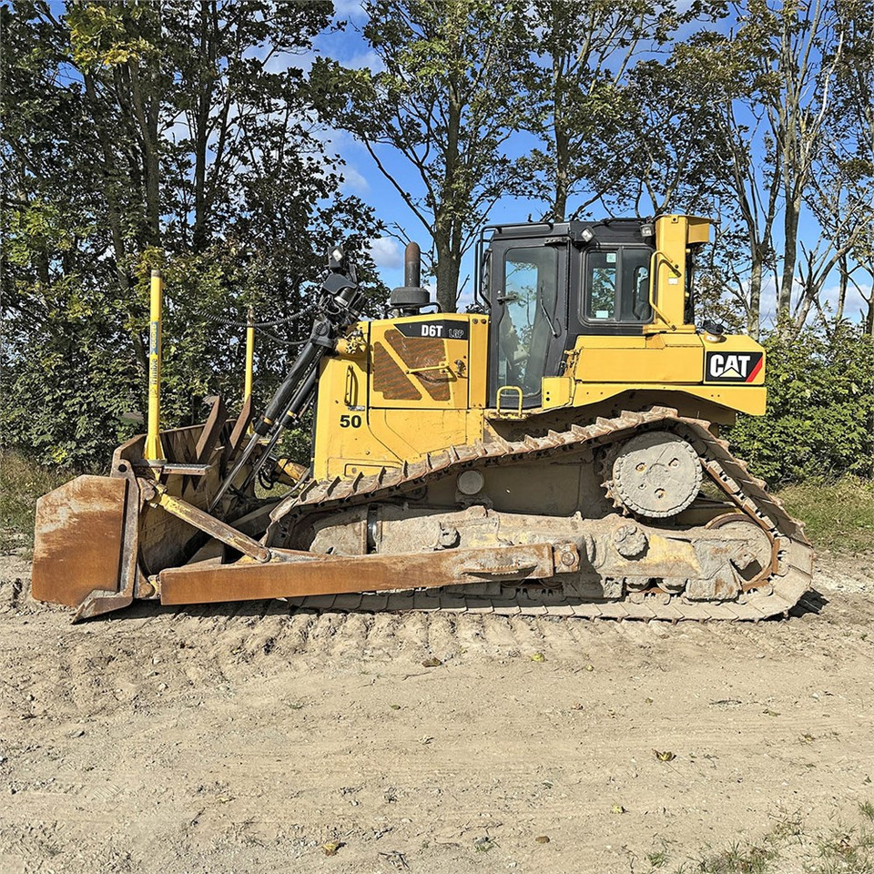 Caterpillar D6T LGP - Buldózer: 3 kép. Caterpillar D6T LGP - Buldózer: 3 kép.
