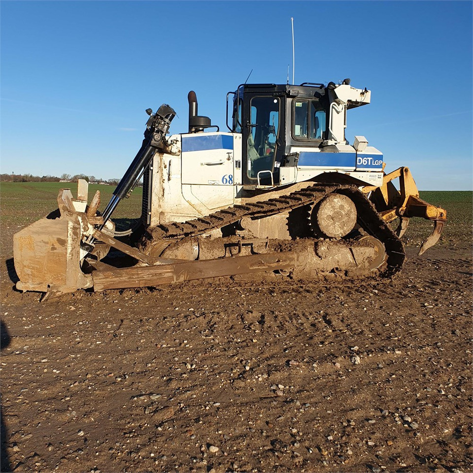 Caterpillar D6T LGP - Buldózer: 3 kép. Caterpillar D6T LGP - Buldózer: 3 kép.