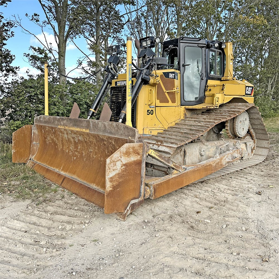 Caterpillar D6T LGP - Buldózer: 4 kép. Caterpillar D6T LGP - Buldózer: 4 kép.