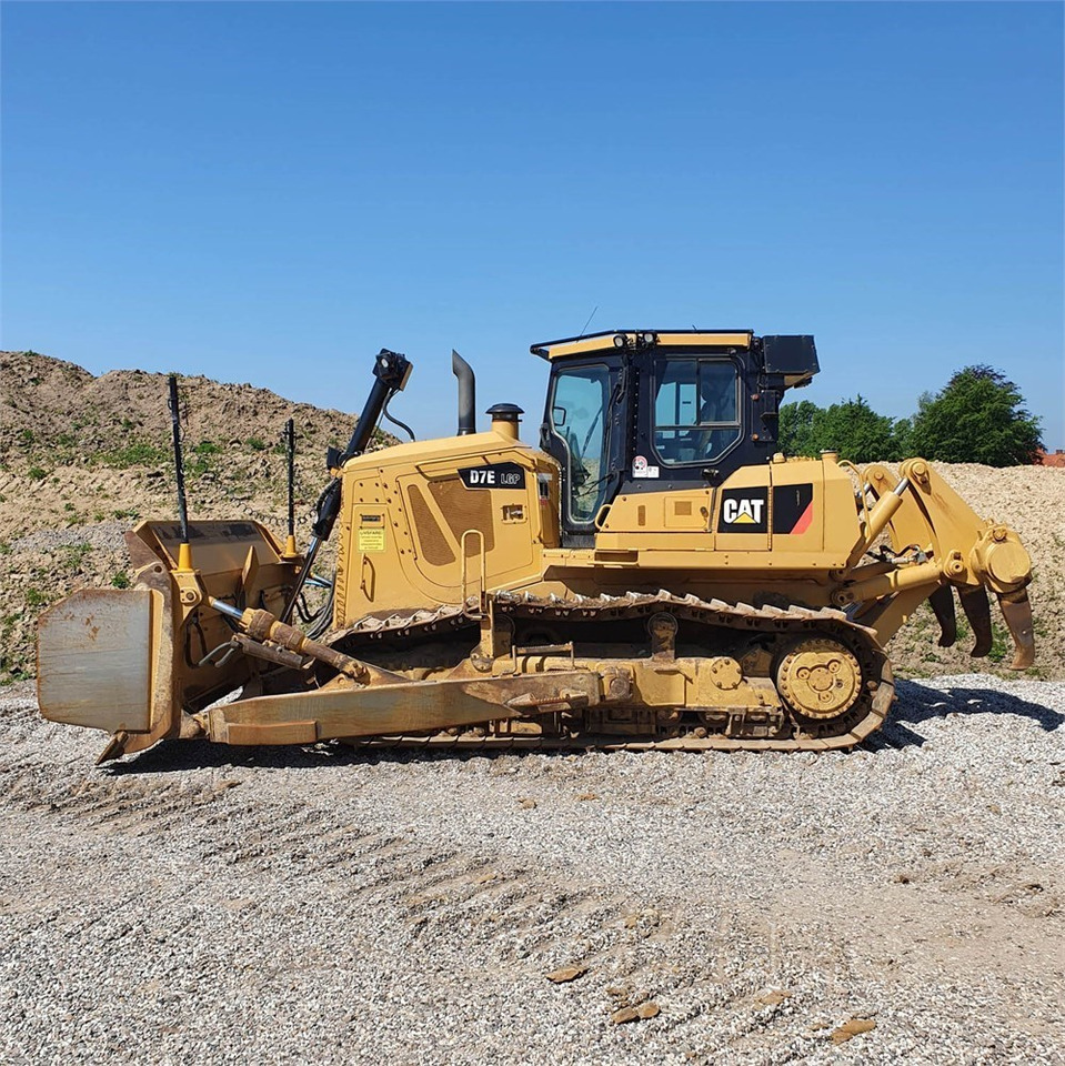 Caterpillar D7E LGP - Buldózer: 1 kép. Caterpillar D7E LGP - Buldózer: 1 kép.