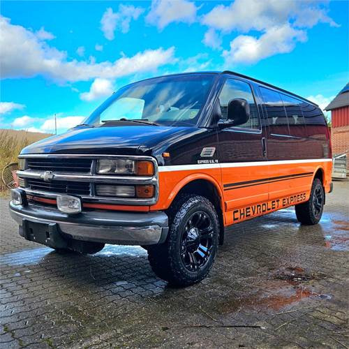 Chevrolet Express Van 2500 - Kisbusz: 2 kép. Chevrolet Express Van 2500 - Kisbusz: 2 kép.
