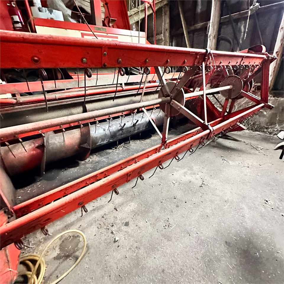 Deutz-Fahr M 750 - Betakarító gép: 2 kép. Deutz-Fahr M 750 - Betakarító gép: 2 kép.