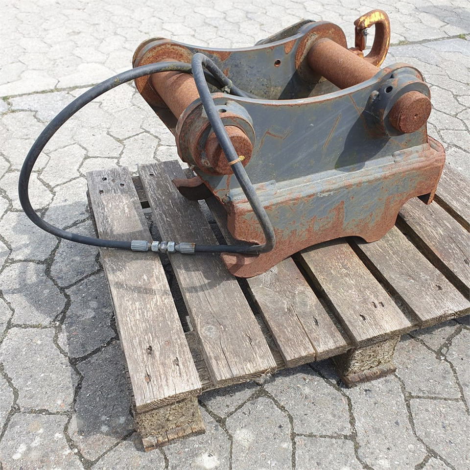 Engcon S45 - Gyorscsatlakozó - Kotrógép: 2 kép. Engcon S45 - Gyorscsatlakozó - Kotrógép: 2 kép.