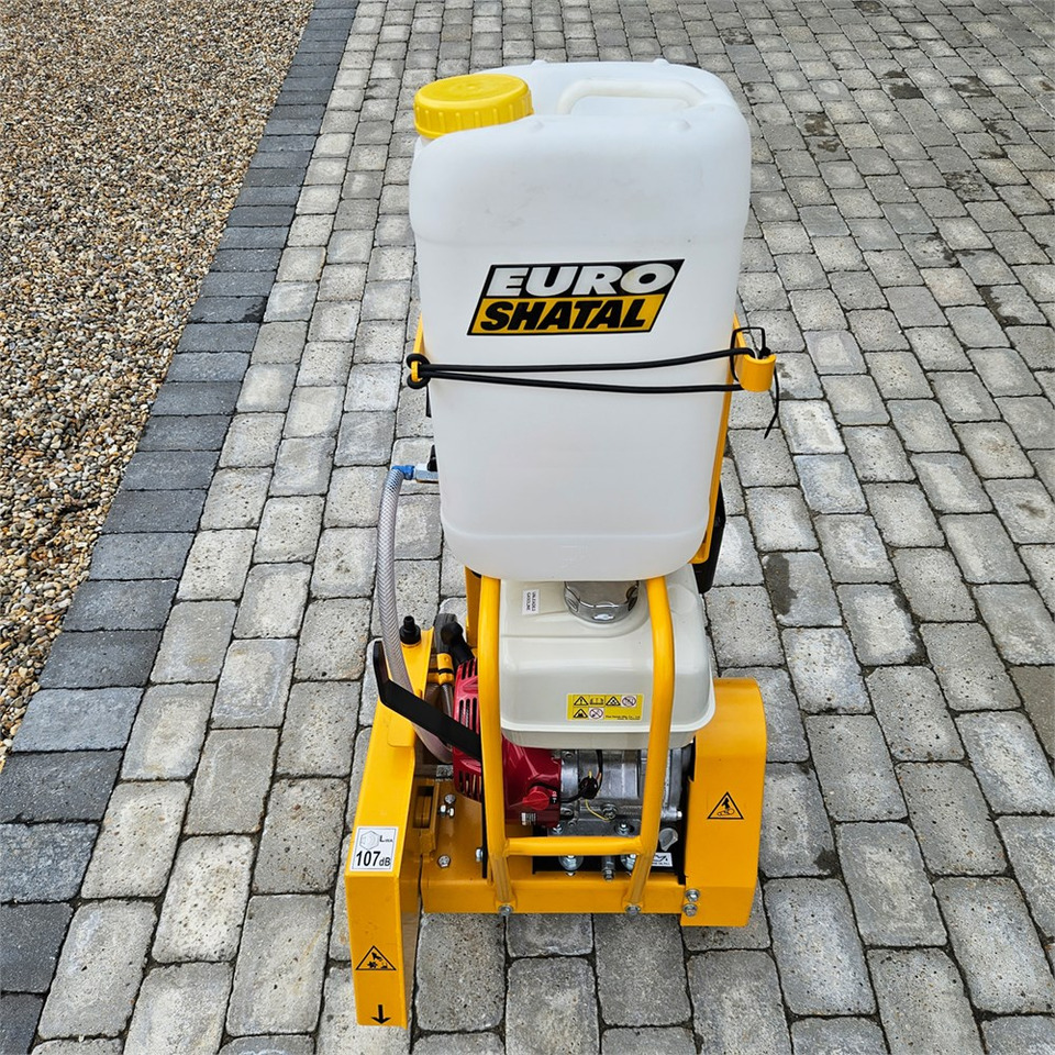 Euro Shatal CS 454M - Aszfaltozó gép: 2 kép. Euro Shatal CS 454M - Aszfaltozó gép: 2 kép.