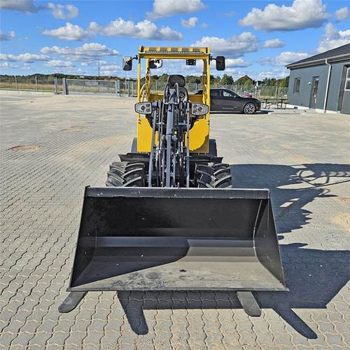 Eurotrack W12 MS-2 - Gumikerekes homlokrakodó: 3 kép. Eurotrack W12 MS-2 - Gumikerekes homlokrakodó: 3 kép.