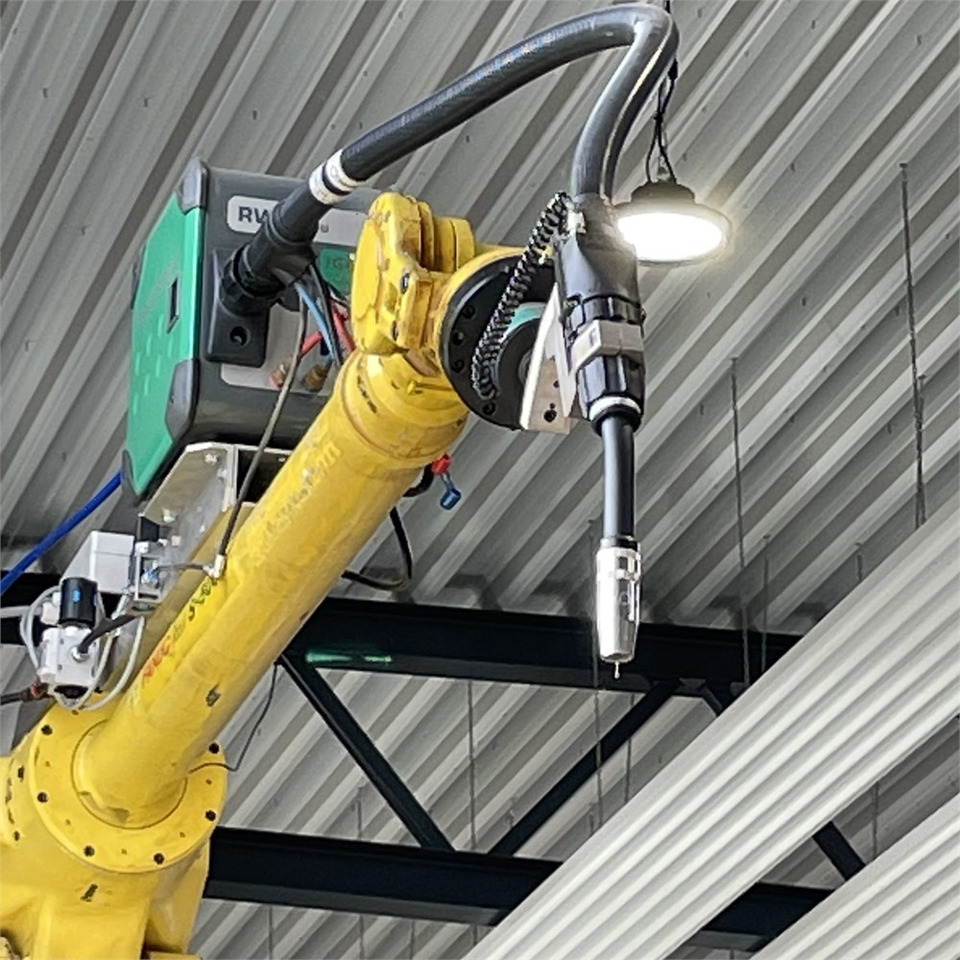 Fanuc Robot S-500 iB - Hegesztőberendezés: 3 kép. Fanuc Robot S-500 iB - Hegesztőberendezés: 3 kép.