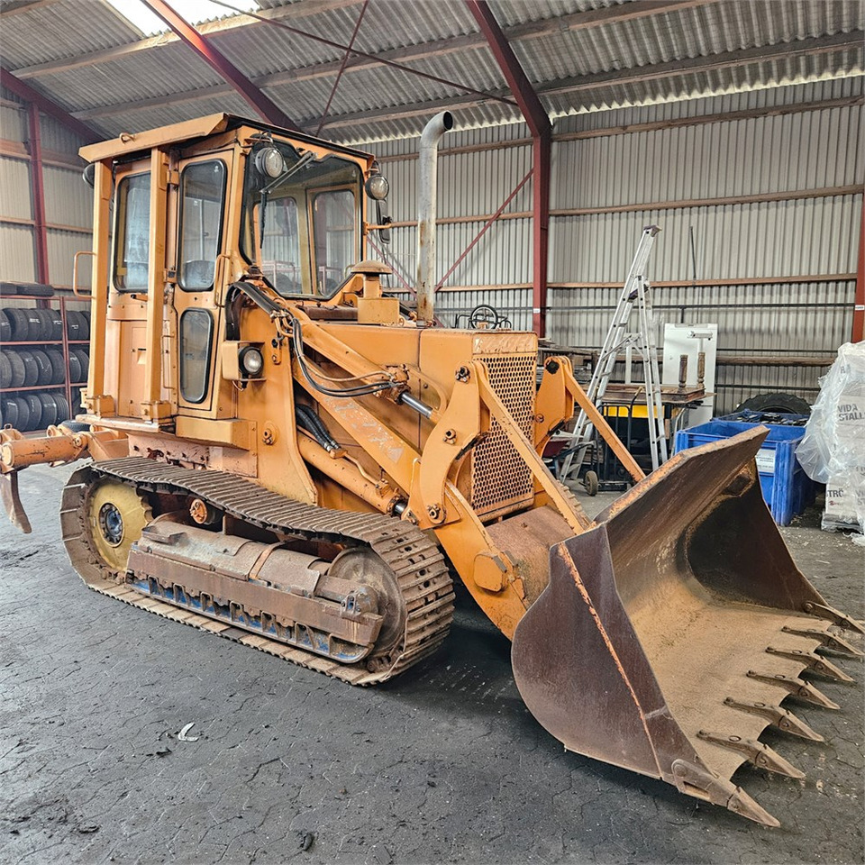 Fiat-Allis 571 FL7 B - Lánctalpas homlokrakodó: 1 kép. Fiat-Allis 571 FL7 B - Lánctalpas homlokrakodó: 1 kép.