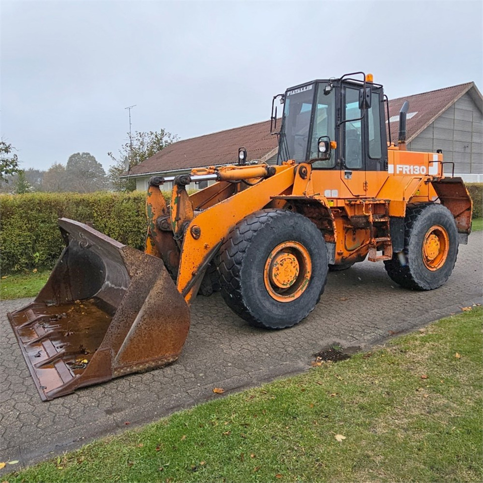 Gumikerekes homlokrakodó Fiat-Allis FR130: 10 kép.