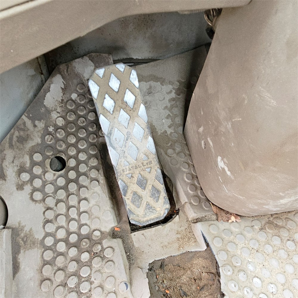 Gumikerekes homlokrakodó Fiat-Allis FR130: 26 kép.