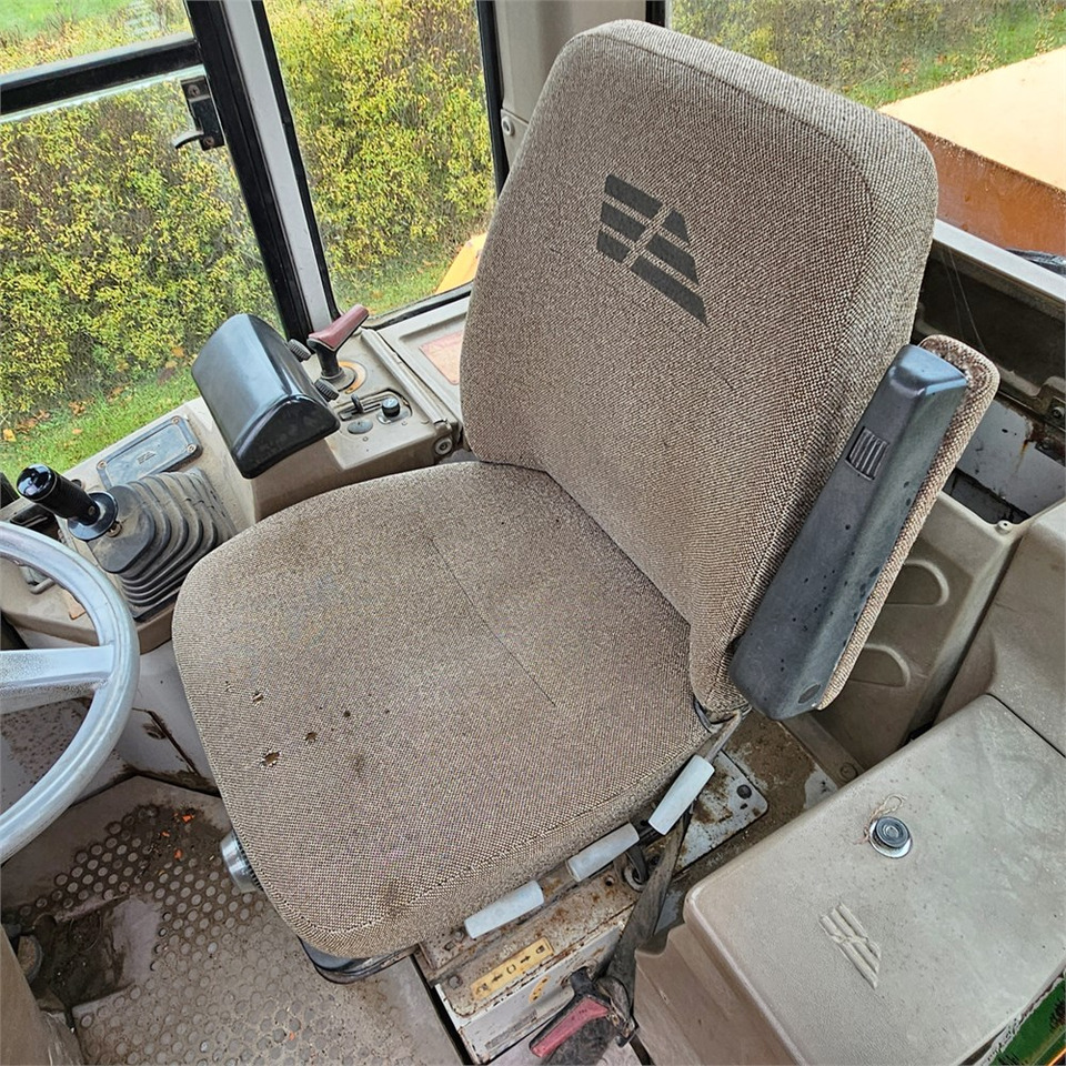 Gumikerekes homlokrakodó Fiat-Allis FR130: 14 kép.