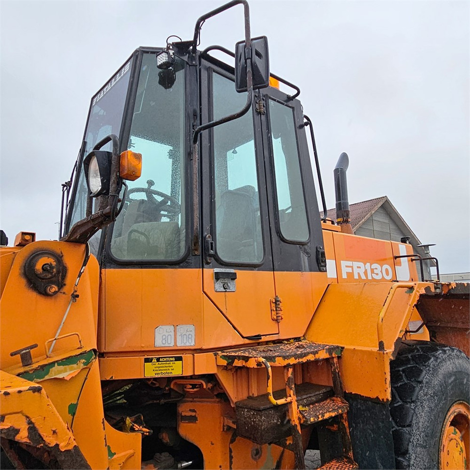 Gumikerekes homlokrakodó Fiat-Allis FR130: 13 kép.