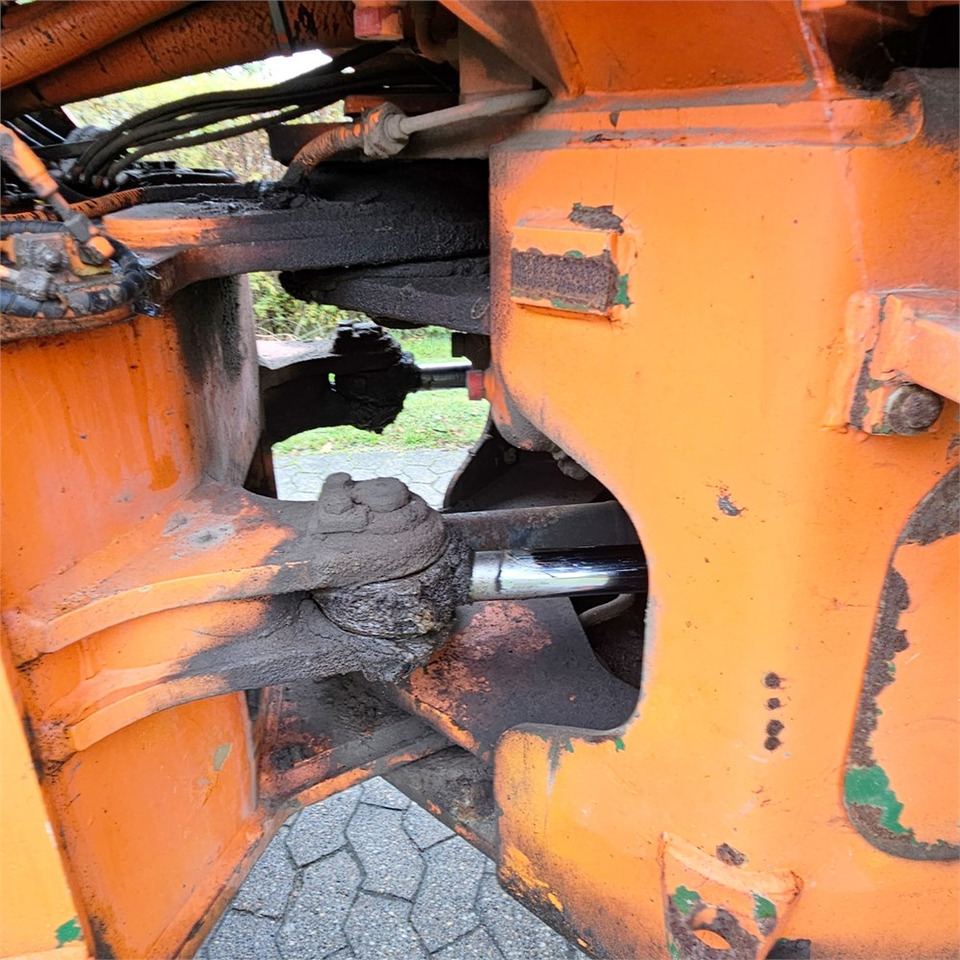 Gumikerekes homlokrakodó Fiat-Allis FR130: 40 kép.