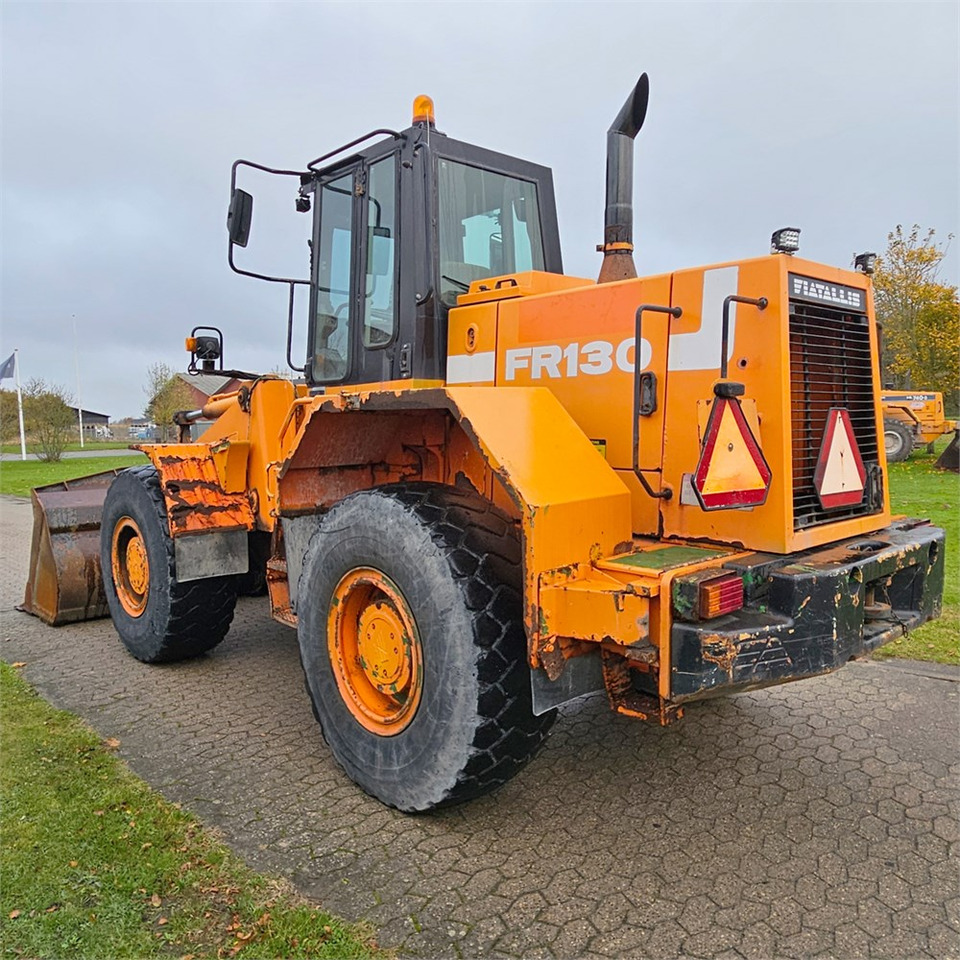 Gumikerekes homlokrakodó Fiat-Allis FR130: 8 kép.