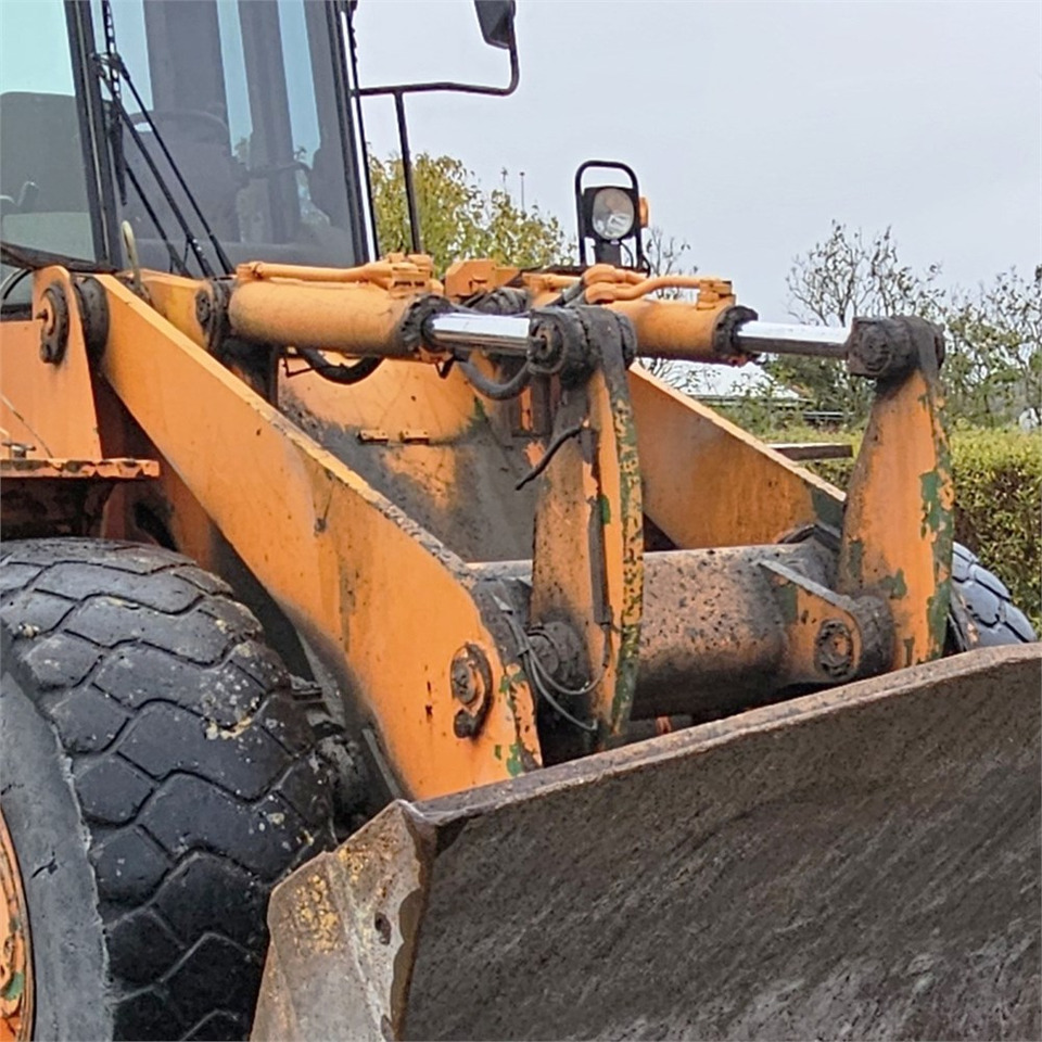 Gumikerekes homlokrakodó Fiat-Allis FR130: 30 kép.