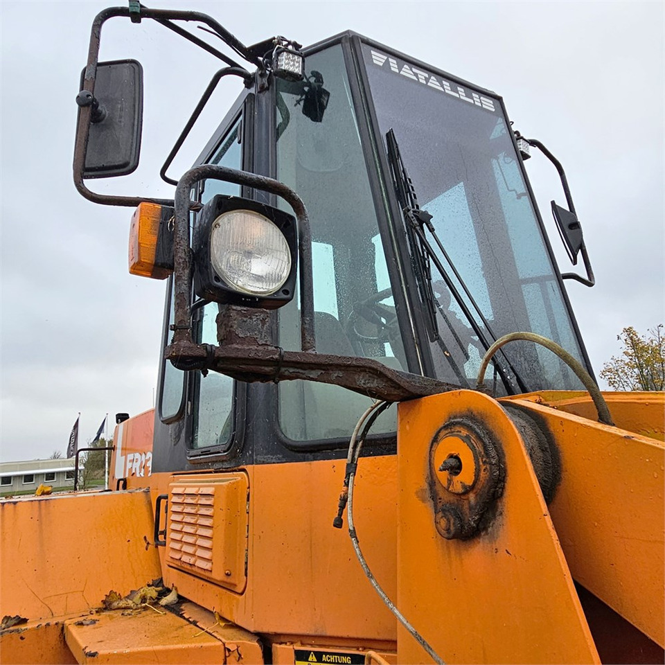 Gumikerekes homlokrakodó Fiat-Allis FR130: 29 kép.