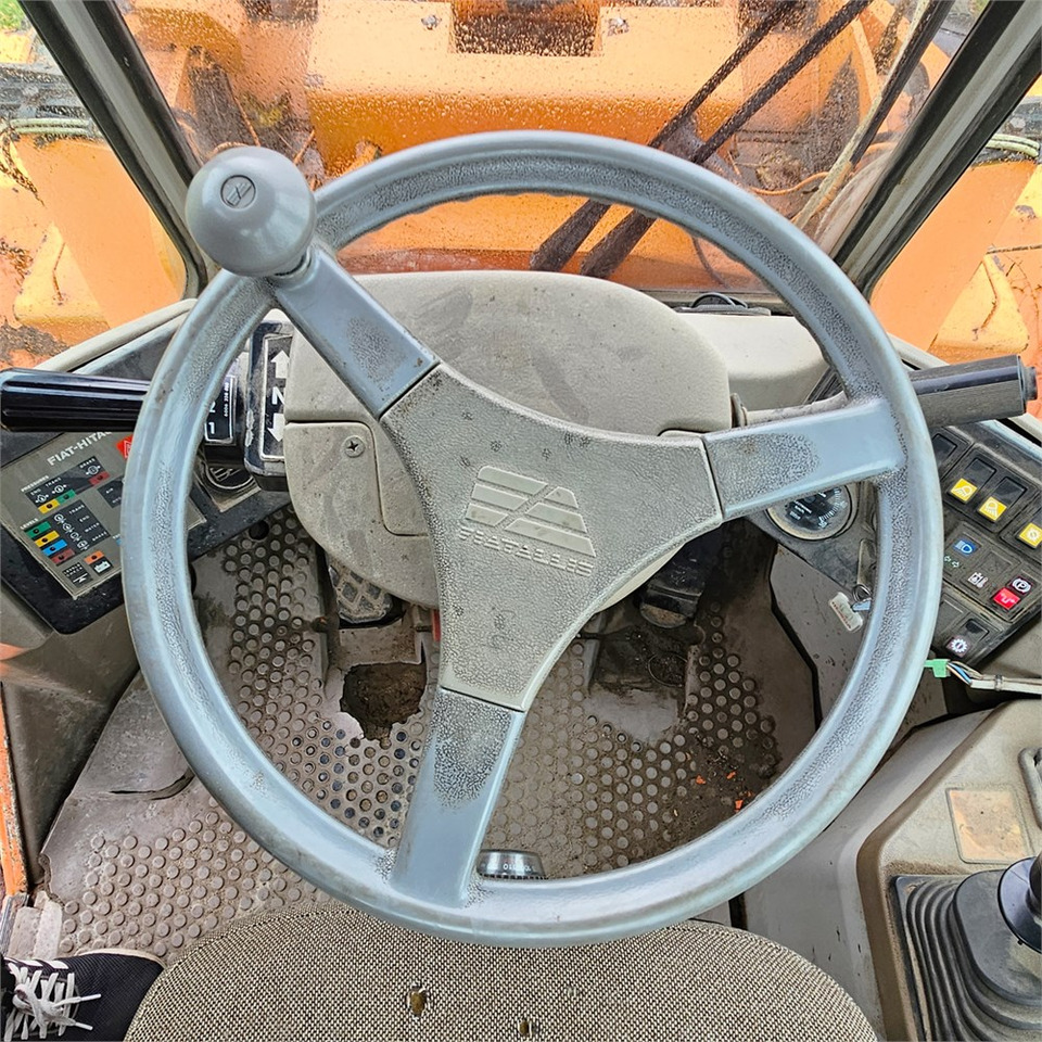 Gumikerekes homlokrakodó Fiat-Allis FR130: 24 kép.