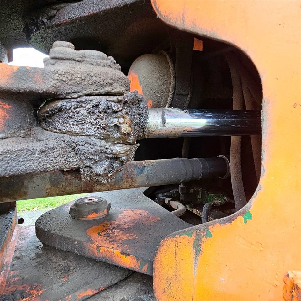 Gumikerekes homlokrakodó Fiat-Allis FR130: 38 kép.