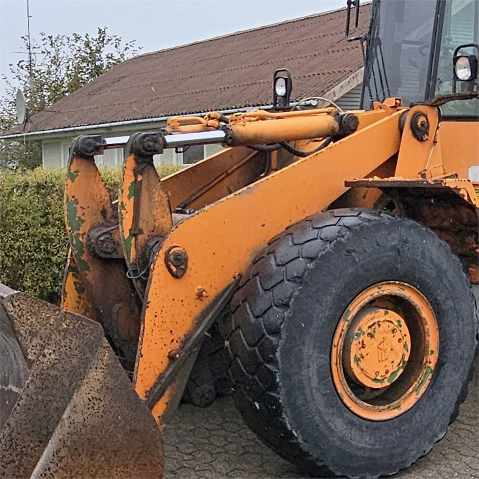 Gumikerekes homlokrakodó Fiat-Allis FR130: 31 kép.