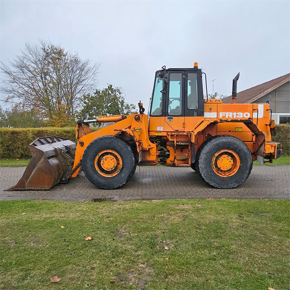 Gumikerekes homlokrakodó Fiat-Allis FR130: 9 kép.