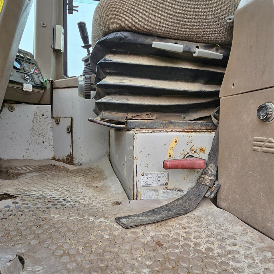 Gumikerekes homlokrakodó Fiat-Allis FR130: 15 kép.