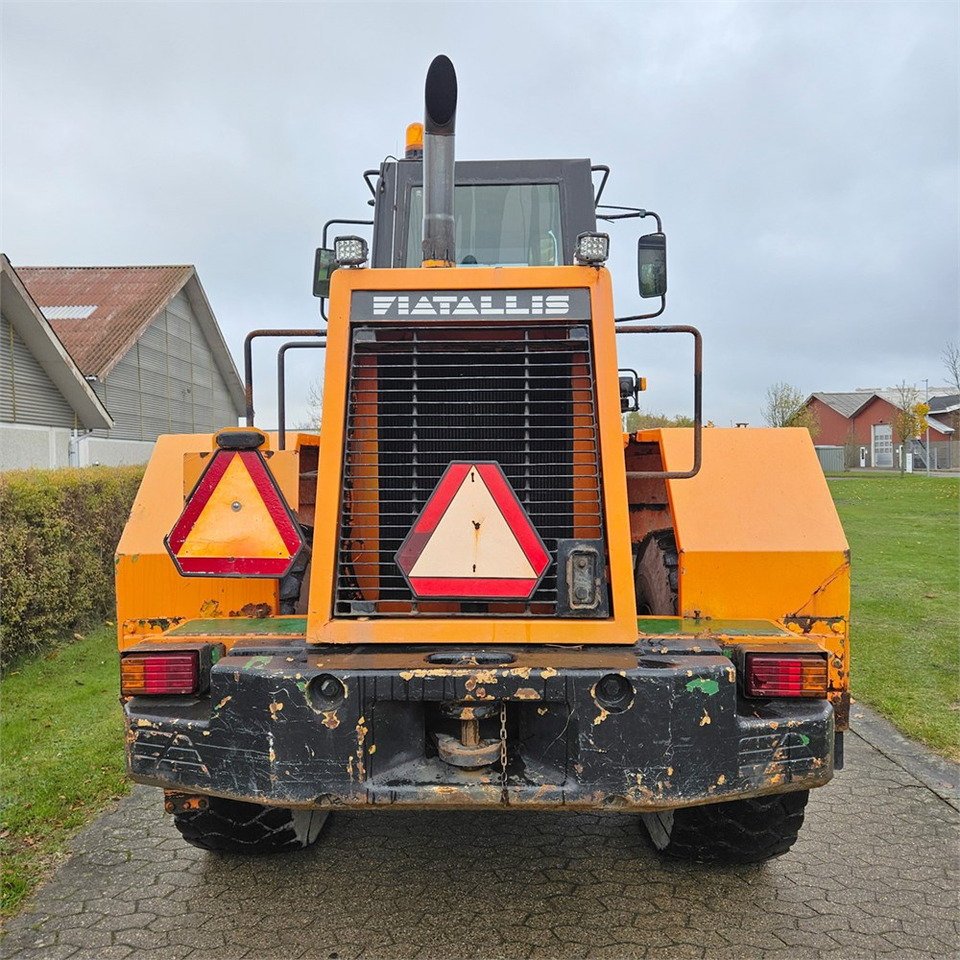 Gumikerekes homlokrakodó Fiat-Allis FR130: 6 kép.