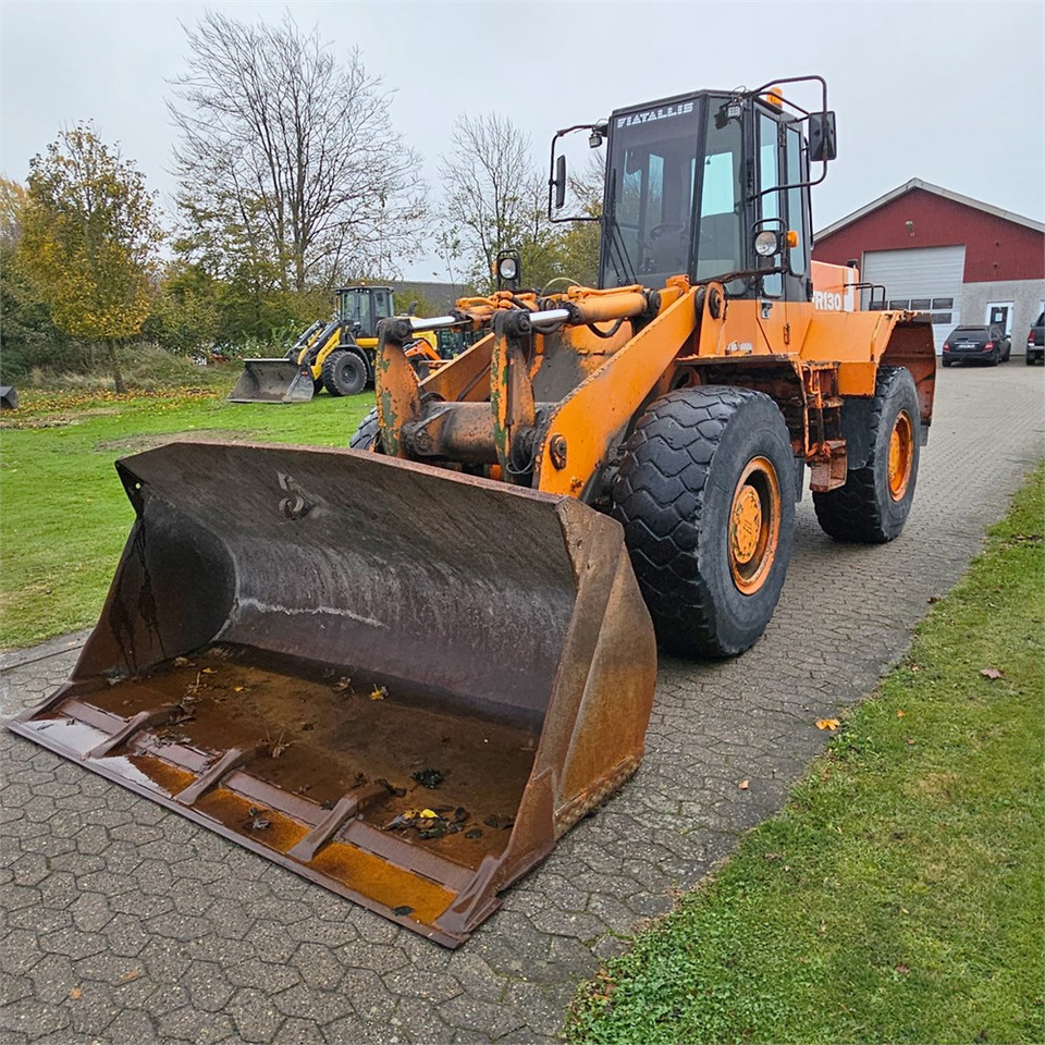 Gumikerekes homlokrakodó Fiat-Allis FR130: 11 kép.