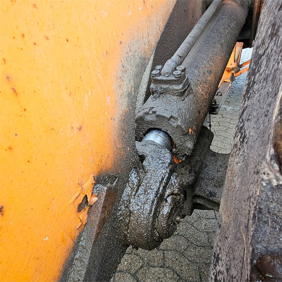 Gumikerekes homlokrakodó Fiat-Allis FR130: 35 kép.