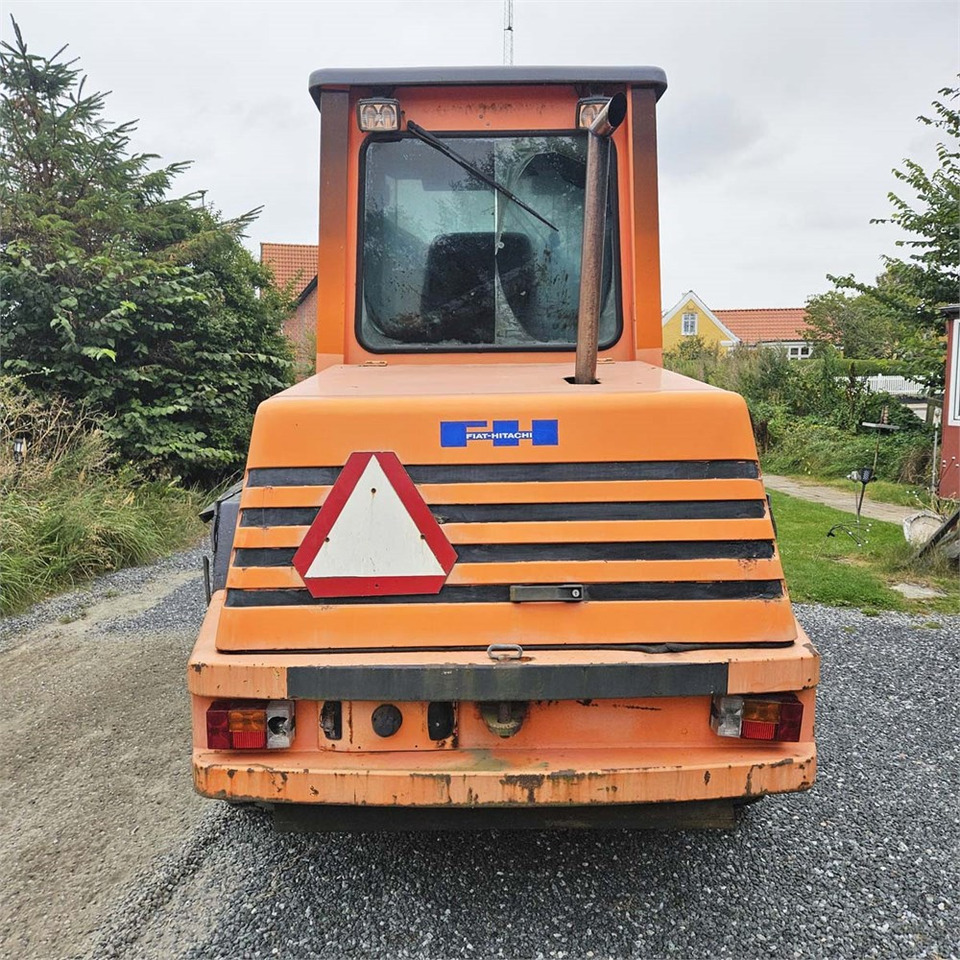 Fiat-Hitachi W80 H - Gumikerekes homlokrakodó: 4 kép. Fiat-Hitachi W80 H - Gumikerekes homlokrakodó: 4 kép.