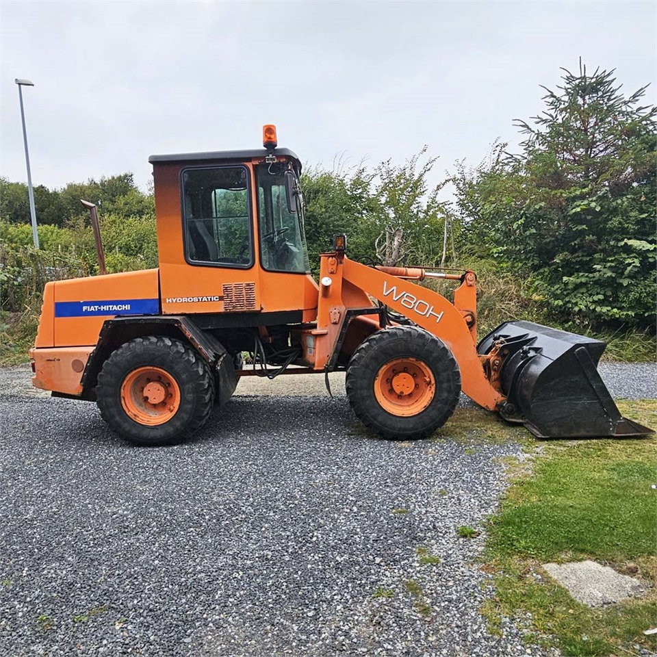 Fiat-Hitachi W80 H - Gumikerekes homlokrakodó: 2 kép. Fiat-Hitachi W80 H - Gumikerekes homlokrakodó: 2 kép.