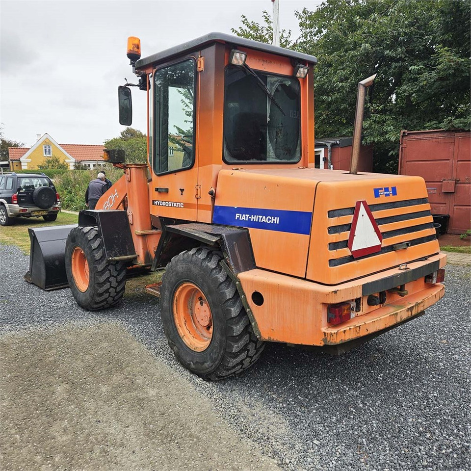 Fiat-Hitachi W80 H - Gumikerekes homlokrakodó: 5 kép. Fiat-Hitachi W80 H - Gumikerekes homlokrakodó: 5 kép.