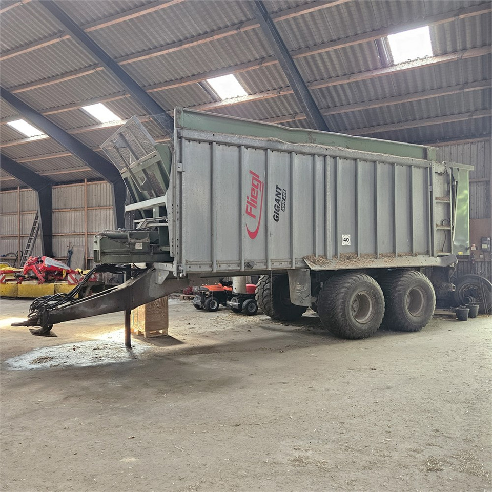Fliegl Gigant ASW 268 - Mezőgazdasági pótkocsi: 1 kép. Fliegl Gigant ASW 268 - Mezőgazdasági pótkocsi: 1 kép.