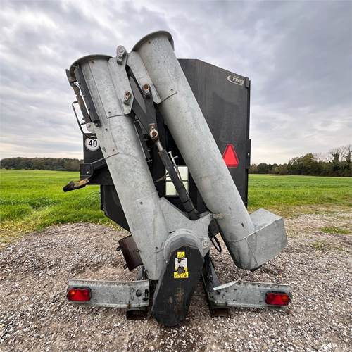 Fliegl ULS 400/500 - Állattartás gépei: 4 kép. Fliegl ULS 400/500 - Állattartás gépei: 4 kép.