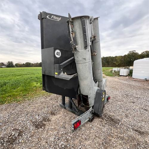 Fliegl ULS 400/500 - Állattartás gépei: 5 kép. Fliegl ULS 400/500 - Állattartás gépei: 5 kép.