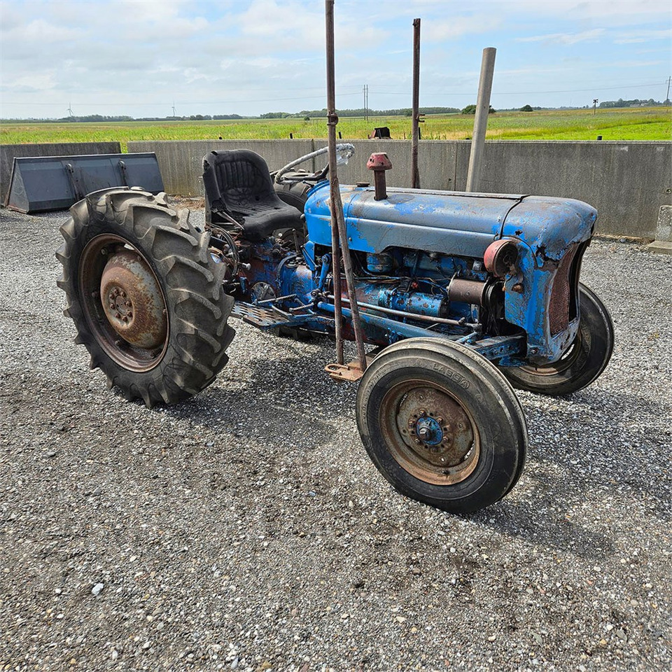Fordson Dexta - Traktor: 1 kép. Fordson Dexta - Traktor: 1 kép.